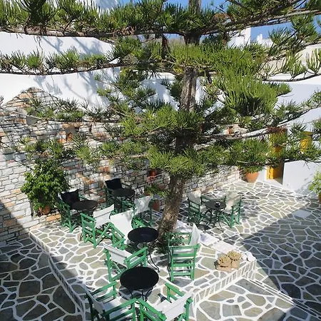 Ostria מלון דירות 3*